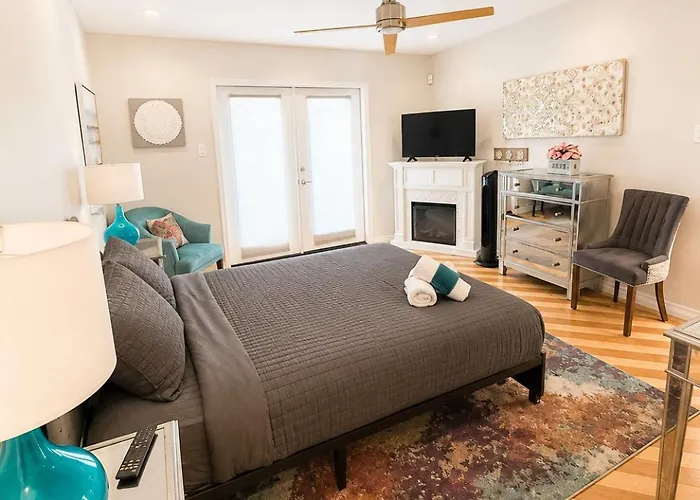 Stylish Escape Near Downtown Wi-fi *