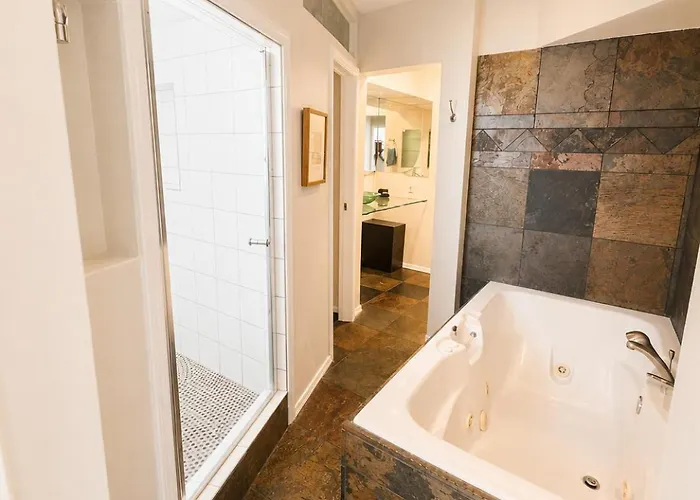 Stylish Escape Near Downtown Wi-fi Holiday home