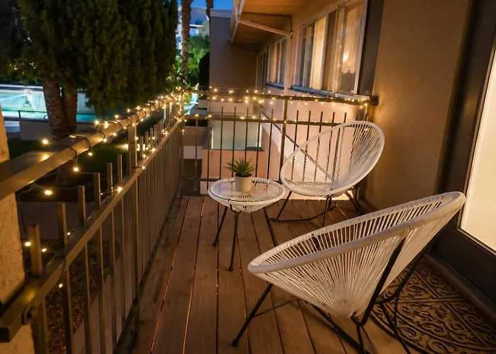 Holiday home Stylish Escape Near Downtown Wi-fi *