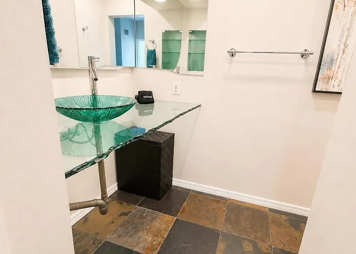 Holiday home Stylish Escape Near Downtown Wi-fi *