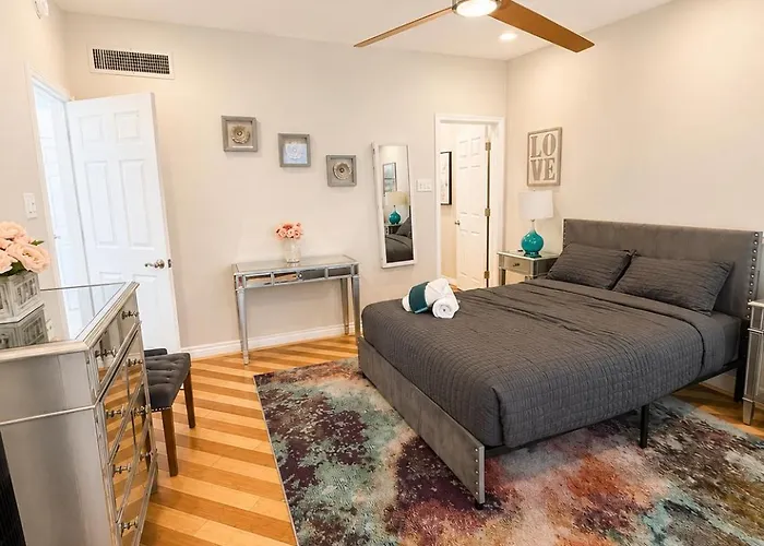 Stylish Escape Near Downtown Wi-fi Holiday home
