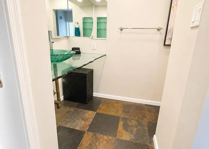 Stylish Escape Near Downtown Wi-fi Holiday home *