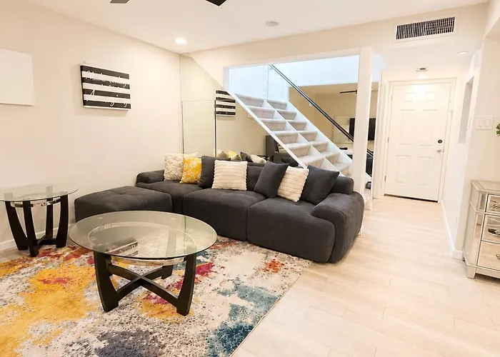 Stylish Escape Near Downtown Wi-fi Holiday home