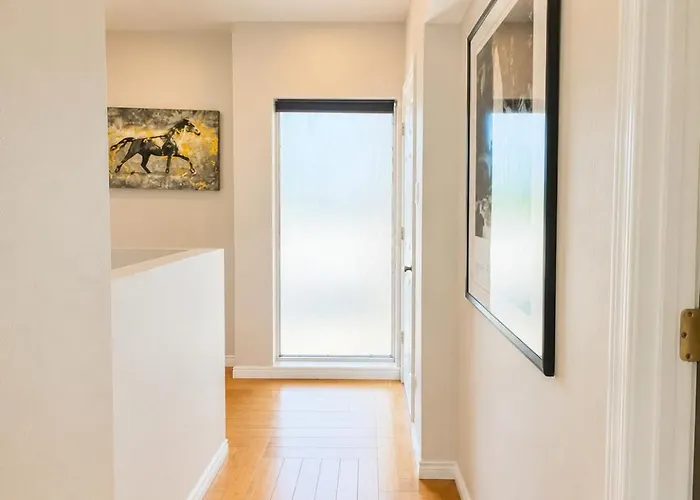Holiday home Stylish Escape Near Downtown Wi-fi *