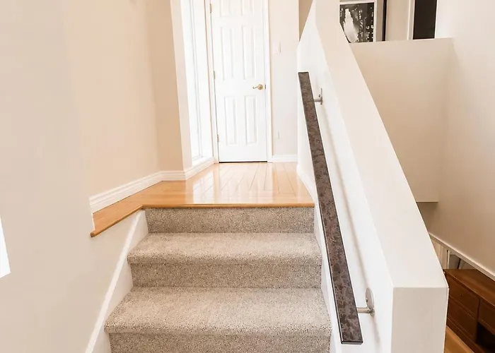 Stylish Escape Near Downtown Wi-fi Holiday home