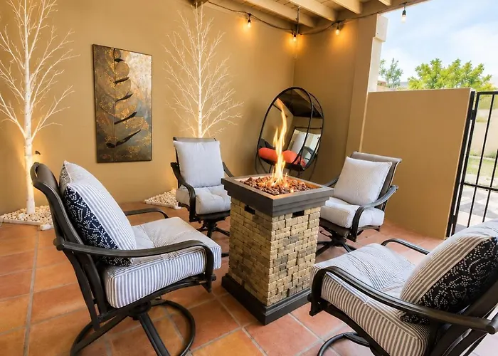 Stylish Escape Near Downtown Wi-fi Holiday home *