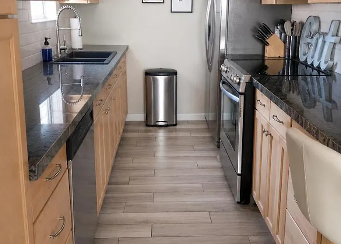 Stylish Escape Near Downtown Wi-fi Holiday home