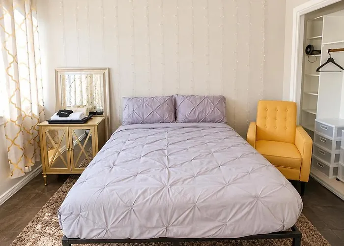 Holiday home Stylish Escape Near Downtown Wi-fi