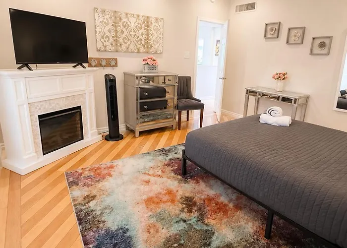 Holiday home Stylish Escape Near Downtown Wi-fi