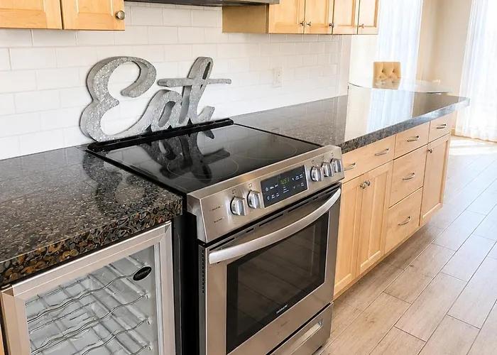 Stylish Escape Near Downtown Wi-fi Holiday home