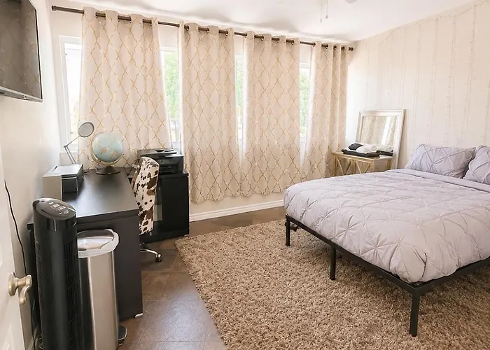 Holiday home Stylish Escape Near Downtown Wi-fi *